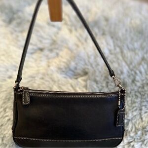 VTG Coach: Black Leather Shoulder Bag. A timeless, elegant or casual addition